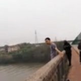 翻越护栏，箭步向前，他救人的样子超帅