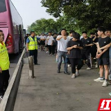 满载大客车抛锚高速，衡阳高速人紧急联动力保平安出行