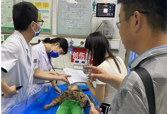 赞！幼童车上突发抽搐昏厥，危急时刻南华医院医生果断出手