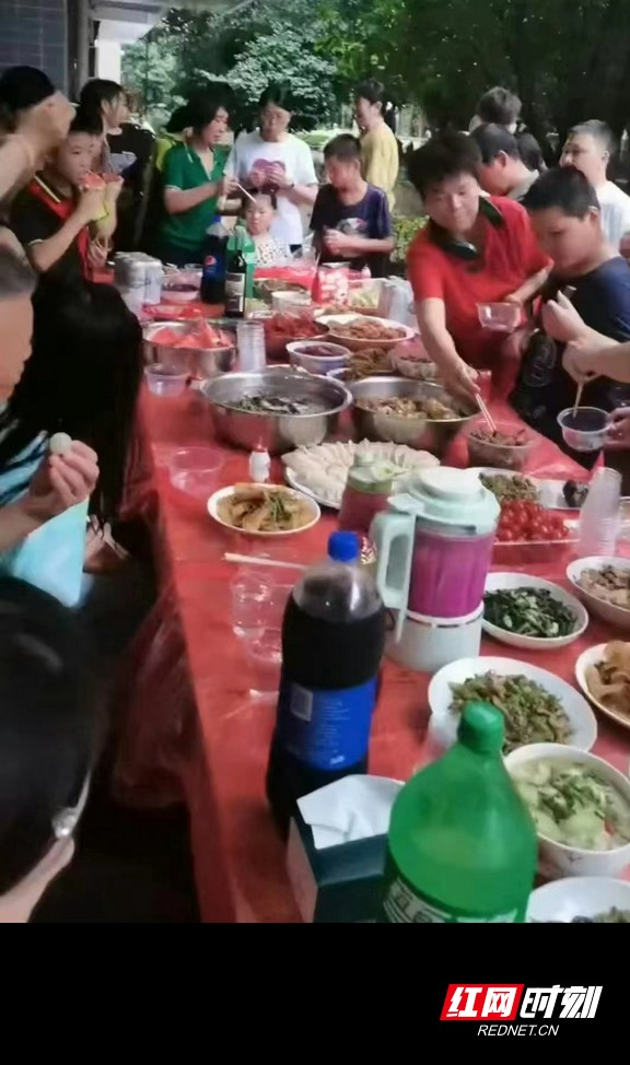 每家一个拿手菜，20米长桌端出邻里样本
