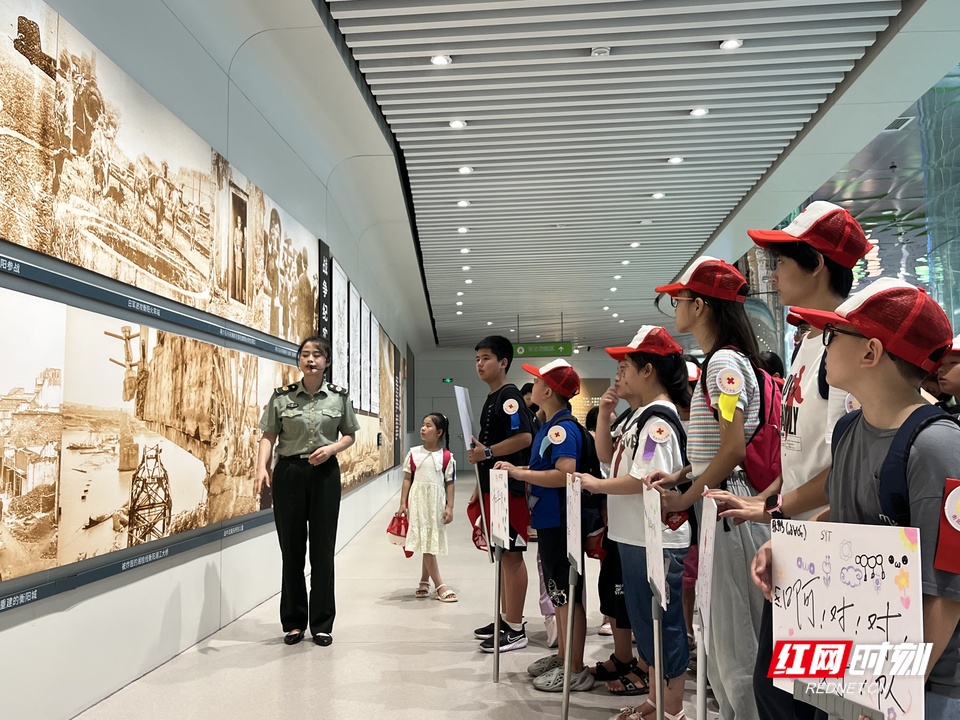 27日上午，孩子们走进虎形山国防教育基地，参观衡阳防空防灾科普教育馆。在讲解员的引领下，他们有序进入科普馆的各个展厅，参观了中国战机、百年空袭灾难图片展、疏散隐蔽演示、新三防知识展等板块，深入了解人民防空防灾知识，增强国防观念和防空防灾意识。