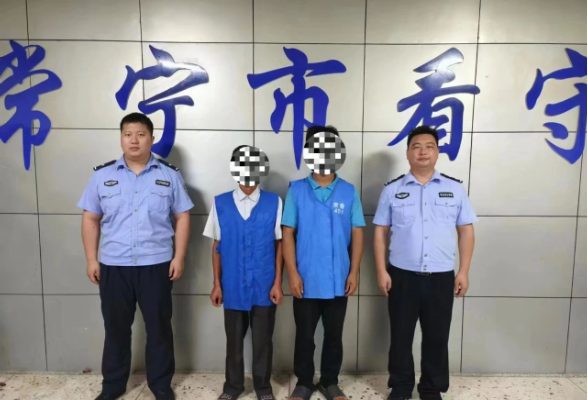 屡次盗窃景观灯，两男子被民警抓现行