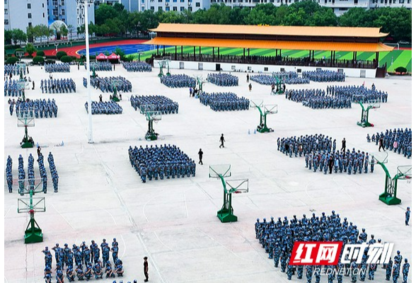 湖南交通工程学院：金秋时节硕果丰 操场“点兵”正当时