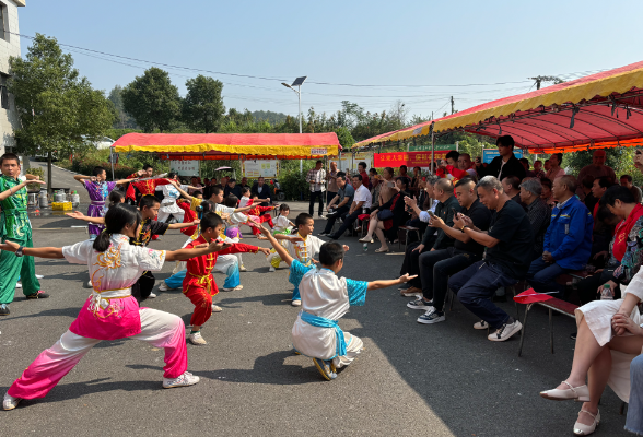 连续8年重阳日，衡阳县众拱村300余名老人共享“敬老宴”