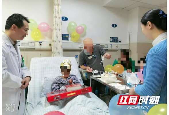 病房里的生日宴 南华附一创伤骨科为患儿庆生