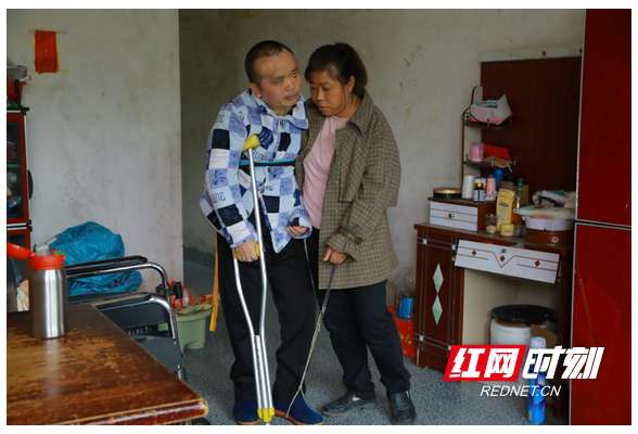 衡阳县：外地“媳妇”不离不弃照顾偏瘫“丈夫”十年