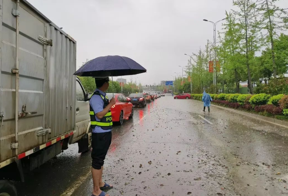 撑伞、挽裤、赤脚……这一幕幕出现在衡南的雨中街头