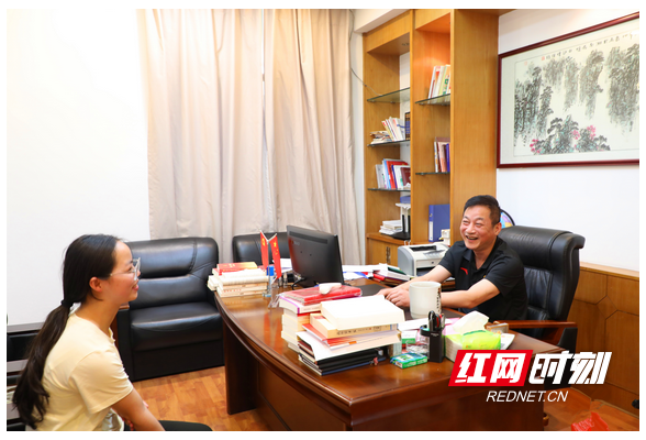 不忘师恩，带着妈妈上大学的“邹晴”回母校了