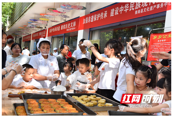 衡南县：非遗展会亮相街头