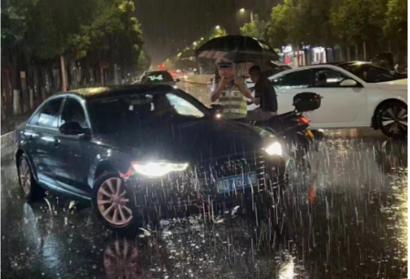 风雨来，他们在！衡阳公安交警雨中的“硬核”守护