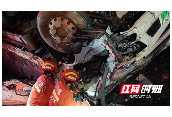 衡山县：雨夜货车侧翻 司机被困 多部门合力救助