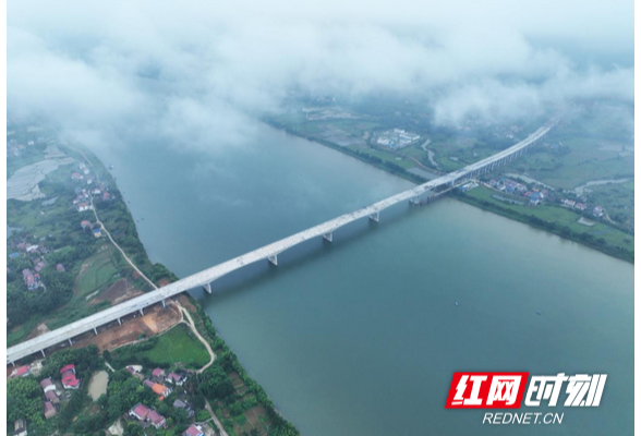 白南高速董家潭湘江特大桥主体工程完成