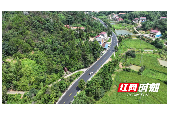 衡山G240公路完成道路油面摊铺