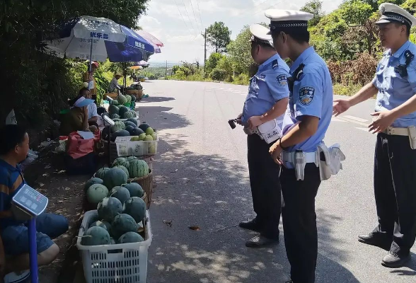 占道卖瓜果危险多，衡南交警劝离除隐患