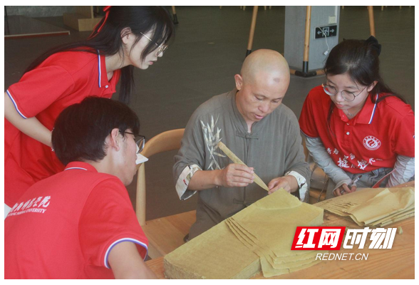 暑假”三下乡“｜衡阳师范学院：学子体验蔡伦古法造纸技艺