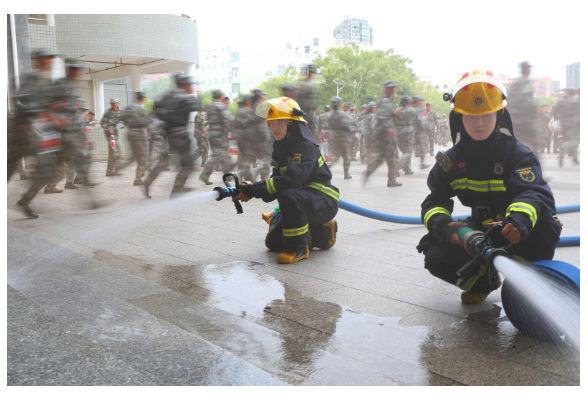 南华大学：新生军训学逃生
