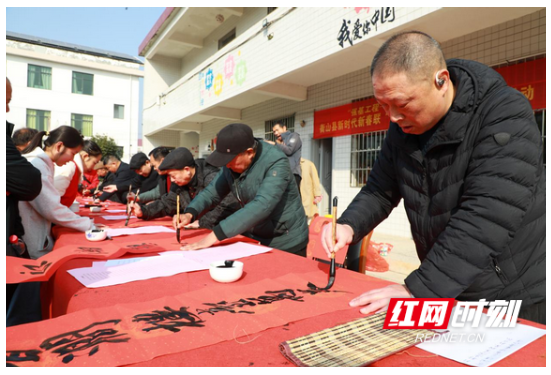 衡山：老少同台送春联 福气满满添年味