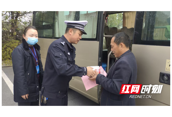 珠晖交警“情满旅途 暖冬行动”，温暖旅客回家路