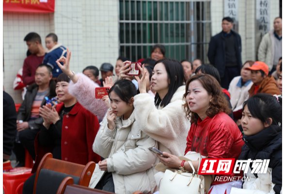 常宁先峰村：村民当“主角” 热闹“村晚”迎新年