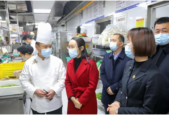 雁峰区领导督导检查节前市场保供、食品安全、安全生产等工作