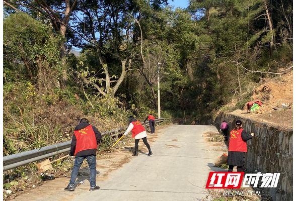 南岳区祝融街道衡岳社区：挥镰除草，为安全“清障”