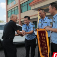 衡阳县:巡查途中发现车祸 执法人员热心救助