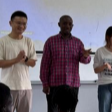 湖南高铁职院：几内亚学子驾驶首列列车亮相跨几内亚铁路通车盛典