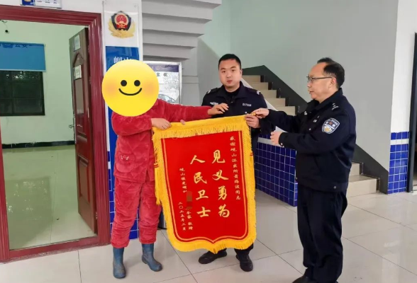 衡阳县：老人寒夜坠河，“无名英雄”拼命救人后悄然离开