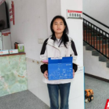 作家朱弦赠书鼓励寒门学子早圆作家梦