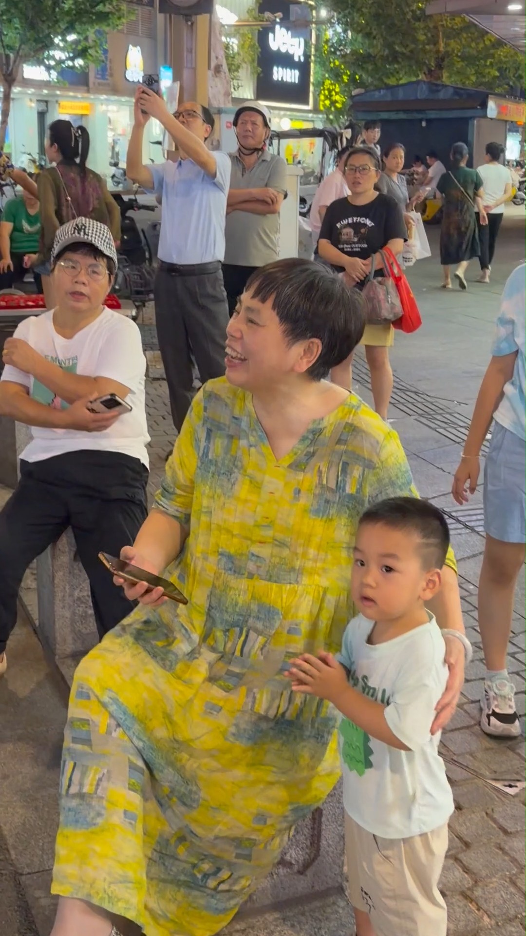饭后散步邂逅阳台音乐会