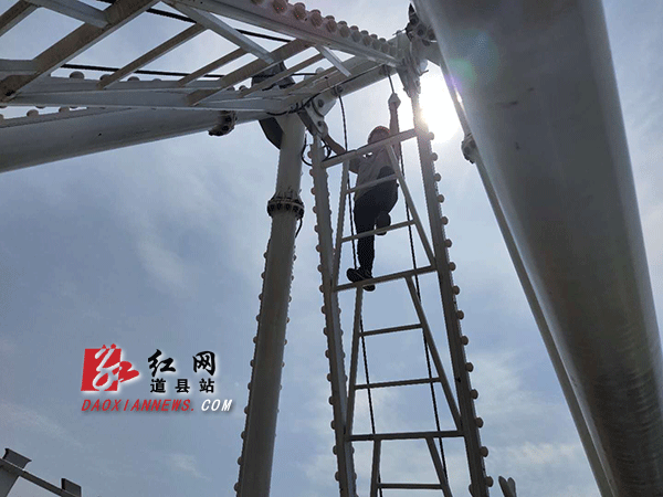检查游乐设施安全.gif