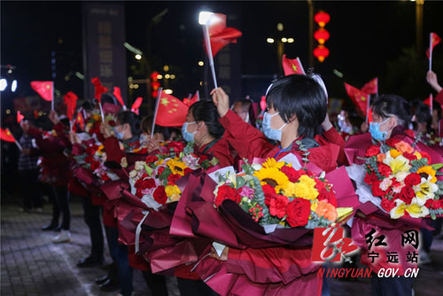 2、3月22日，湖南省永州市冷水滩区，永州援助湖北黄冈医疗队队员唱起《我和我的祖国》。1000 拷贝.jpg