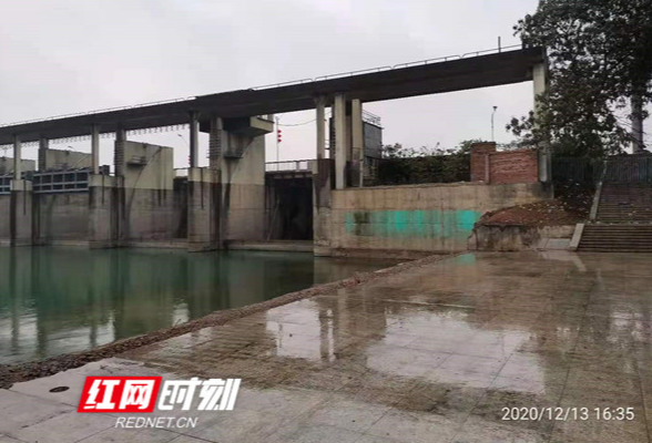 永州：多部门联动监管 拆除湘江沿岸废旧建筑物守护一江碧水