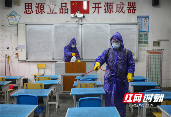 防疫人员对教室进行消毒。（潘爱民）