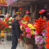 道县城管开展清明期间马路市场整治