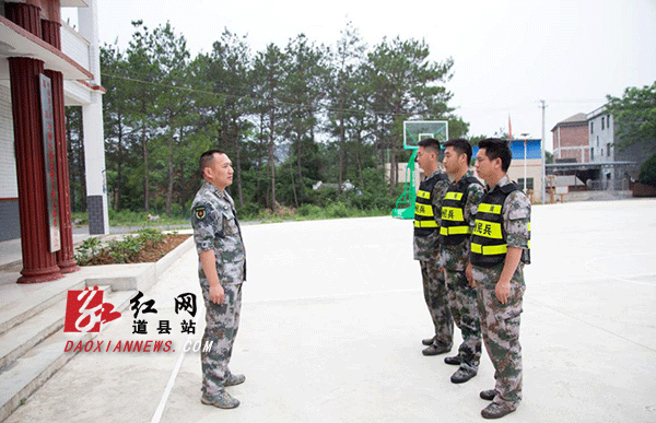【简单动员】5月13日8时06分，塘下村的3名基干民兵先期赶到村活动中心。蒋全安简单地作了个小动员，要求当天上午完成插秧任务。