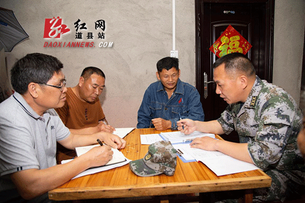 【连夜走访】5月12日22时13分，蒋全安敲开了贫困户朱胜明的家门，对朱胜明一家的全年收支情况进行核算，了解他们生产生活中存在的问题，帮助他们想办法解决实际困难。“工资性收入多少，养老保险金有多少，土地流转一年收入多少，医药费报销了多少……”经过一番计算，朱胜明一家人均收入达8700余元，超过脱贫标准。
离开朱胜明家后，蒋全安回到村活动中心，结束了一天的忙碌。