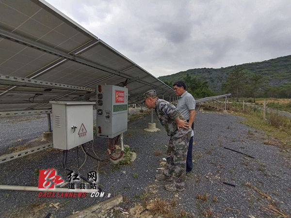 【查看扶贫项目】中饭后，蒋全安到村光伏发电项目、沃柑基地走访。他要求，扶贫工作队要持续跟踪推进，切实抓好各项帮扶措施落实，精准帮扶、精准发力，确保全面小康路上不落一人。随后，他还联系园区企业，希望相关企业把扶贫车间覆盖至塘下村，让贫困户足不出村、足不出户就可实现就业、增收致富。
