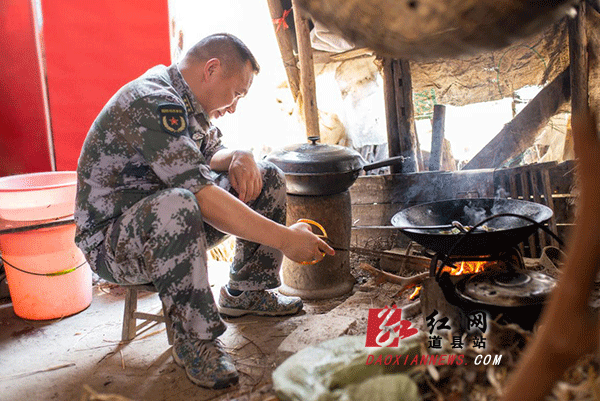 【生火做饭】5月13日11时30分，贫困户朱钢茂老两口拉着蒋全安在家里吃中饭。盛情难却，蒋全安主动到厨房帮厨。