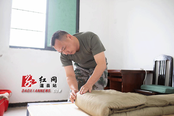 【整理内务】5月13日7时30分，蒋全安起床晨练后回到宿舍，整理被子。