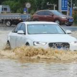 江华：遭遇狂风暴雨 县城沱江内涝、公共设施受损