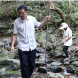江华：“拐杖队长”的扶贫日记