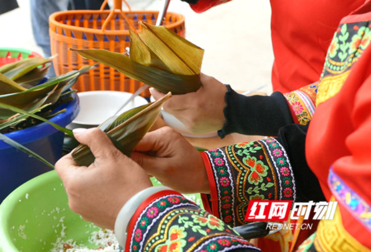 江华故里鹧鸪塘村：包“清白粽”开展特别的“新春第一课”