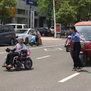 正能量！下班路遇轮椅老人被困车流 新田交警小姐姐暖心护送
