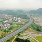 湖南蓝山：高速村前过 助民致富提速
