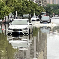 民生丨冷水滩站前北路内涝严重 多车熄火车牌被冲落