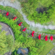 蓝山云冰山：文旅热 民宿火（图）