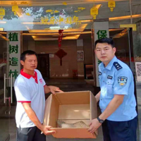 道县一农民救助并放生一只穿山甲