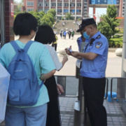 高考日，一位警察父亲的“特殊陪伴”