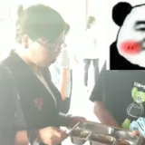 视频丨湖南新田：女校长当众吃完学生剩饭 言传身教感动学生